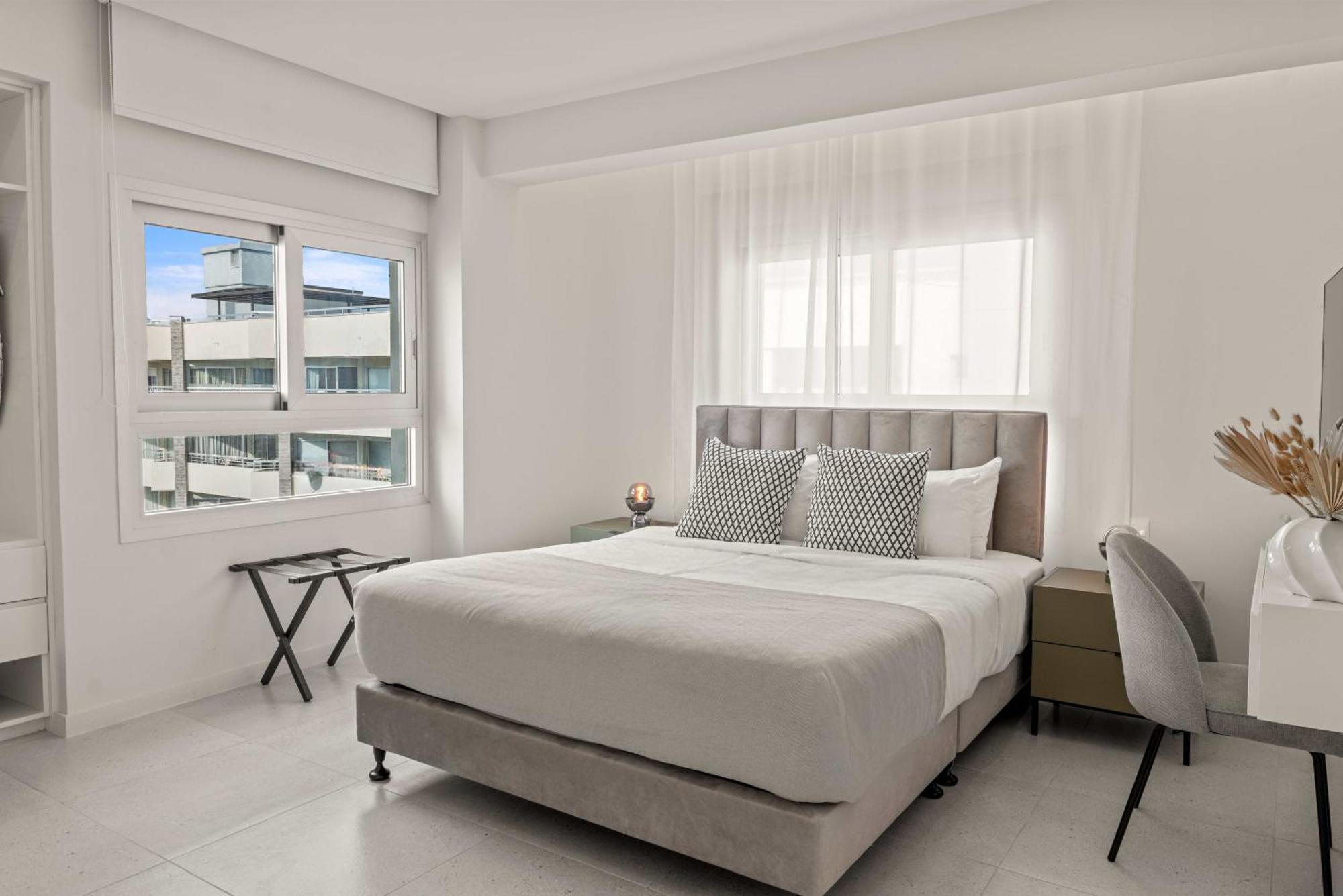 Phaedrus Living: Seaside Residences 05 Apartment *